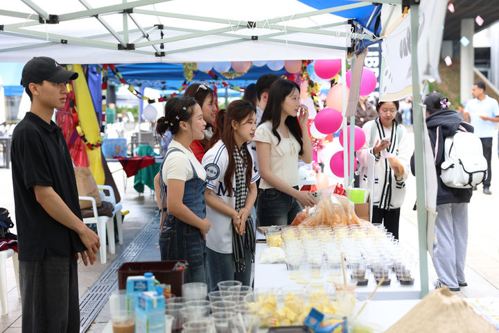 외국인 학생들이 자국의 전통 음식을 판매하고 있다. (사진=명지대 제공) *재판매 및 DB 금지