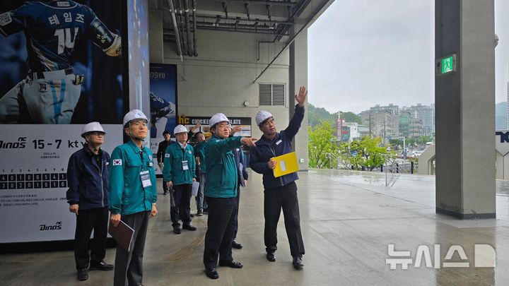 [창원=뉴시스]경남도 박명균(오른쪽서 두 번째) 행정부지사가 16일 오후 구조물 추락에 따른 관람객 사상사고로 홈경기가 중단된 NC파크 야구장을 찾아 창원시, 창원시설공단, 구단 관계자 등과 경기장 안전 확보 방안을 논의하고 있다.(사진=경남도 제공) 2025.05.16. photo@newsis.com