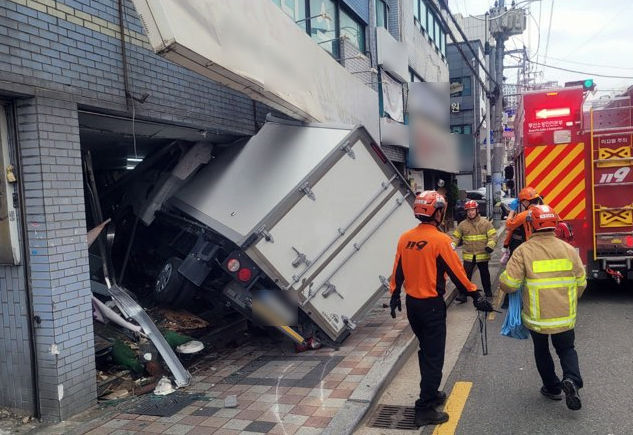 [부산=뉴시스] 16일 오후 부산 금정구의 한 도로를 달리던 1t 탑차가 중앙선을 넘어 반대편 상가건물로 돌진했다. (사진=부산경찰청 제공) 2025.05.16. photo@newsis.com *재판매 및 DB 금지