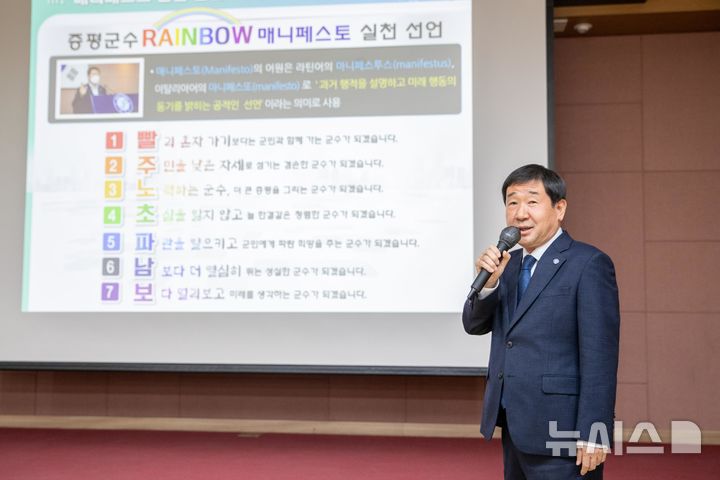 [증평=뉴시스] 지역주민에게 공약 설명하는 이재영 증평군수 (사진= 증평군 제공) 2025.05.16. photo@newsis.com *재판매 및 DB 금지