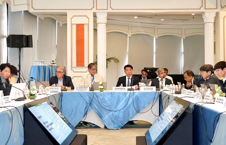 [서울=뉴시스] 한문희 코레일 사장(가운데)이 16일 오전 인도 뉴델리에서 UIC 아태지역 총회를 주재하고 있다. 2025.05.16. (사진=코레일 제공) photo@newsis.com *재판매 및 DB 금지