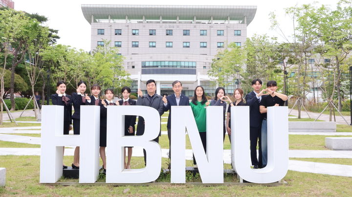 [대전=뉴시스] 국립한밭대 오용준 총장과 23기 학생홍보대사 및 8기 학생홍보기자단 기념촬영 (사진=국립한밭대 제공) *재판매 및 DB 금지