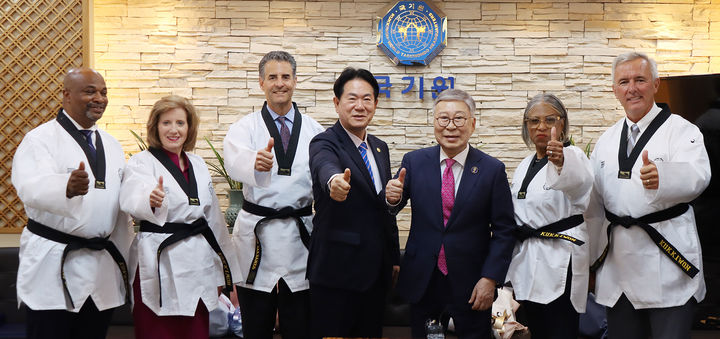 [서울=뉴시스] 전직 미국 연방하원의원 6명에게 명예 7단 수여한 국기원. (사진 = 국기원 제공) *재판매 및 DB 금지