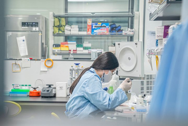 [서울=뉴시스] 쓰리빌리언은 인간 유전체 전체 영역에서 질환의 원인 변이를 찾는 전장유전체(WGS), 2만여 개 유전자의 엑손(exon) 및 인접 영역에서 질환의 원인 변이를 찾는 전장엑솜(WES) 기반의 진단 검사에서 도출된 방대한 유전변이를 인공지능으로 5분 이내에 해석할 수 있는 기술을 보유하고 있다. 자체 개발한 AI 기반 유전변이 해석 소프트웨어 제브라는 진단 속도와 정확도 면에서 글로벌 최고 수준(해석 정확도 99.4%)을 자랑하며, 톱-5 유전변이 후보군 내 실제 원인 유전변이를 98.1% 정확도로 식별한다. (사진=쓰리빌리언 제공) 2025.05.16. photo@newsis.com *재판매 및 DB 금지