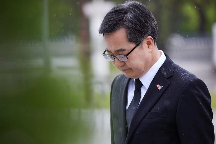 [수원=뉴시스] 김동연 경기도지사가 16일 5·18민주화운동 45주기를 앞두고 광주광역시 국립5·18민주묘지를 찾아 참배하고 있다. (사진=경기도 제공) 2025.05.16. photo@newsis.com *재판매 및 DB 금지