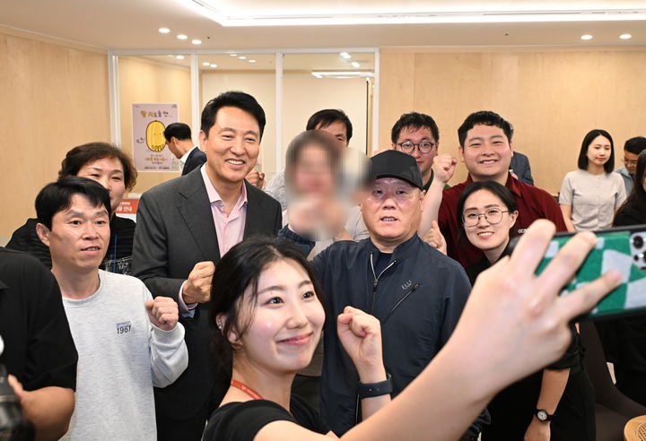 [서울=뉴시스] 오세훈 서울시장이 16일(금) ‘서울마음편의점 동대문점’에서 이용 시민, 치유활동가와 기념사진을 촬영하고 있다. 2025.05.18. (사진=서울시 제공) *재판매 및 DB 금지