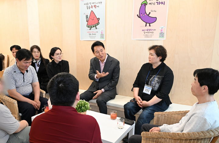 [서울=뉴시스] 오세훈 서울시장이 16일(금) ‘서울마음편의점 동대문점’에서 이용 시민, 치유활동가와 대화를 나누고 있다. 2025.05.18. (사진=서울시 제공) *재판매 및 DB 금지