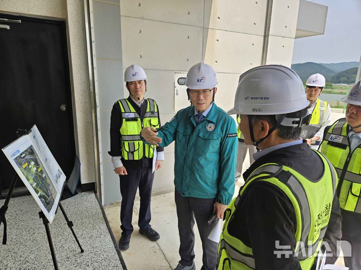 김재식 농어촌공사 전남본부장이 오는 20일까지 진행하는 여름철 집중호우 대비 재해예방 시설물 일제 점검 활동을 현장 독려하고 있다. (사진=농어촌공사 제공) photo@newsis.com *재판매 및 DB 금지