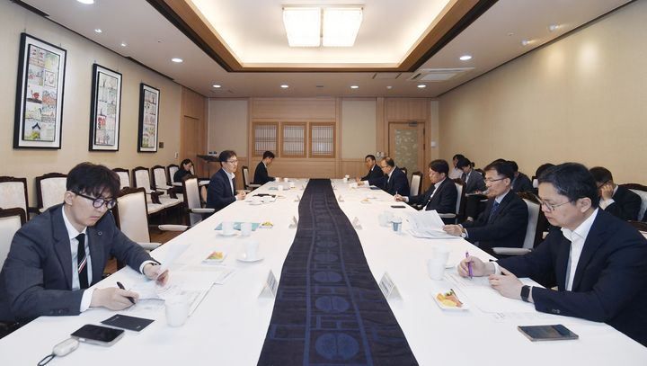 [서울=뉴시스] 김범석 기획재정부 장관 직무대행이 16일 오전 서울 종로구 정부서울청사에서 '제45차 물가관계차관회의'를 주재하고 있다. (사진=기획재정부 제공) 2025.05.16. photo@newsis.com *재판매 및 DB 금지