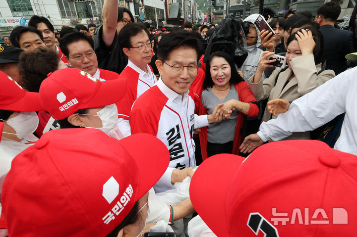 [수원=뉴시스] 조성봉 기자 = 김문수 국민의힘 대통령 후보가 16일 오전 경기도 수원시 팔달구 지동시장을 찾아 선거운동원 및 지지자들과 인사나누고 있다.(공동취재) 2025.05.16. photo@newsis.com