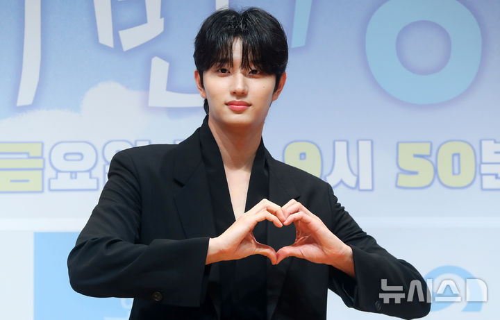 [서울=뉴시스] 김혜진 기자 = 배우 김재원이 16일 오전 서울 영등포구 KBS에서 열린 KBS2 새 예능 프로그램 '가는정 오는정 이민정' 제작발표회에서 포즈를 취하고 있다. 2025.05.16. jini@newsis.com