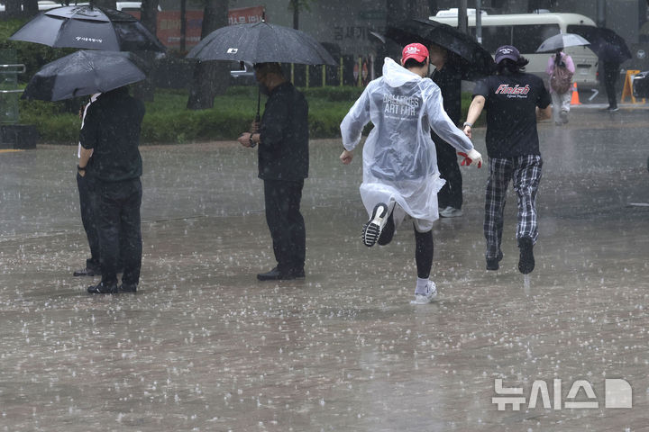 [서울=뉴시스] 최동준 기자 = 16일 서울 중구 서울시청 앞에 강한 비가 쏟아지고 있다.  기상청은 전국 대부분 지역에 비나 소나기가 내리면서 돌풍과 천둥·번개를 동반한 궂은 날씨를 예보됐다. 2025.05.16. photocdj@newsis.com