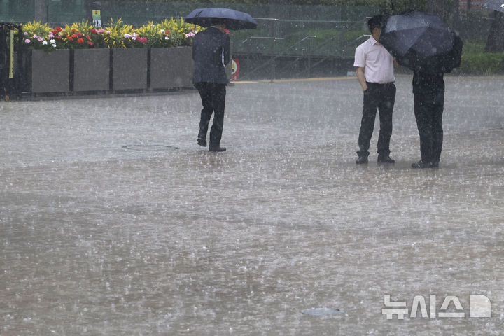 [서울=뉴시스] 최동준 기자 = 16일 서울 중구 서울시청 앞에 강한 비가 쏟아지고 있다. 2025.05.16. photocdj@newsis.com
