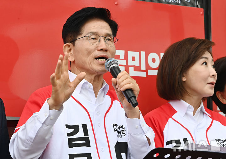 [화성=뉴시스] 김종택 기자 = 김문수 국민의힘 대선후보가 16일 경기 화성시 동탄역 앞에서 'GTX로 연결되는 나라' 공약 발표를 하고 있다. 2025.05.16. jtk@newsis.com
