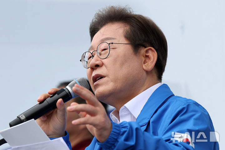 [익산=뉴시스] 조성우 기자 = 이재명 더불어민주당 대선후보가 16일 전북 익산시 익산역 동부광장에서 열린 유세에서 연설하고 있다. (공동취재) 2025.05.16. photo@newsis.com