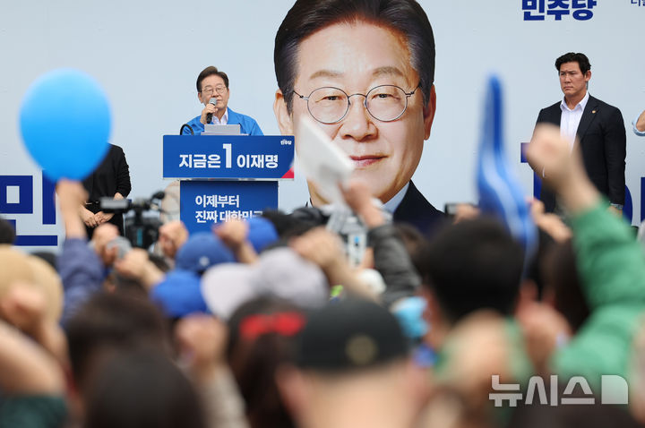 [익산=뉴시스] 조성우 기자 = 이재명 더불어민주당 대선후보가 16일 전북 익산시 익산역 동부광장에서 열린 유세에서 연설하고 있다. (공동취재) 2025.05.16. photo@newsis.com