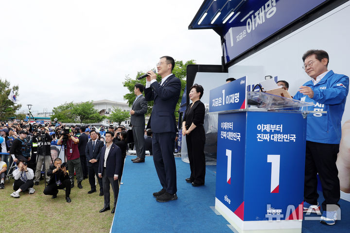 [익산=뉴시스] 조성우 기자 = 이재명 더불어민주당 대선후보 지지를 선언한 김상욱 무소속 의원이 16일 전북 익산시 익산역 동부광장에서 열린 이 후보의 유세에서 발언하고 있다. 오른쪽은 이 후보. (공동취재) 2025.05.16. photo@newsis.com