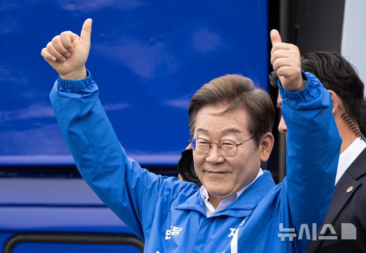 [익산=뉴시스] 조성우 기자 = 이재명 더불어민주당 대선후보가 16일 전북 익산시 익산역 동부광장에서 열린 유세에서 연설을 마친 뒤 엄지를 치켜 세우고 있다. (공동취재) 2025.05.16. photo@newsis.com