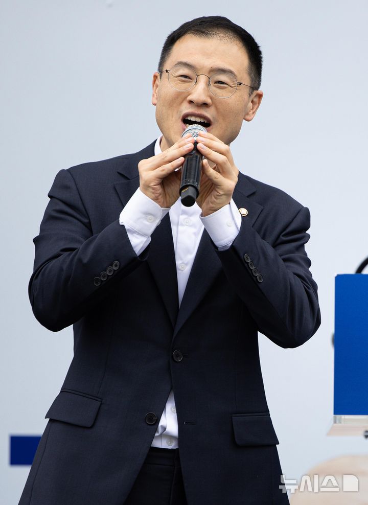 [익산=뉴시스] 조성우 기자 = 김상욱 무소속 의원이 16일 전북 익산시 익산역 동부광장에서 이재명 더불어민주당 대선 후보 지지 연설을 하고 있다. (공동취재) 2025.05.16. photo@newsis.com