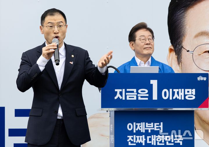 [익산=뉴시스] 조성우 기자 = 김상욱 무소속 의원이 16일 전북 익산시 익산역 동부광장에서 이재명 더불어민주당 대선 후보 지지 연설을 하고 있다. (공동취재) 2025.05.16. photo@newsis.com