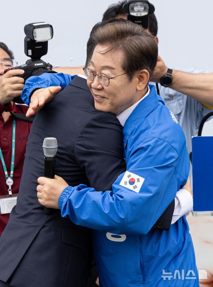 [익산=뉴시스] 조성우 기자 = 이재명 더불어민주당 대선후보가 16일 전북 익산시 익산역 동부광장에서 열린 유세에서 김상욱 무소속 의원과 포옹하고 있다. (공동취재) 2025.05.16. photo@newsis.com