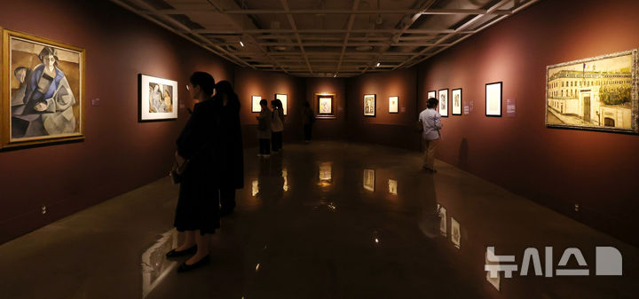 [서울=뉴시스] 추상철 기자 = 16일 오전 서울 종로구 세종문화회관 세종미술관에서 개막한 '모네에서 앤디워홀까지' 전시회에서 관람객들이 명화를 관람하고 있다. 오는 8월31일까지 열리는 이번 전시회는 남아프리카 국립미술관인 요하네스버그 아트 갤러리가 소장한 명화 143점을 한자리에 선보인다. 2025.05.16. scchoo@newsis.com