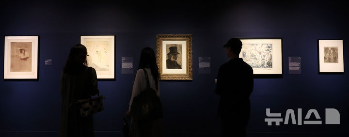 [서울=뉴시스] 추상철 기자 = 16일 오전 서울 종로구 세종문화회관 세종미술관에서 개막한 '모네에서 앤디워홀까지' 전시회에서 관람객들이 명화를 관람하고 있다. 오는 8월31일까지 열리는 이번 전시회는 남아프리카 국립미술관인 요하네스버그 아트 갤러리가 소장한 명화 143점을 한자리에 선보인다. 2025.05.16. scchoo@newsis.com