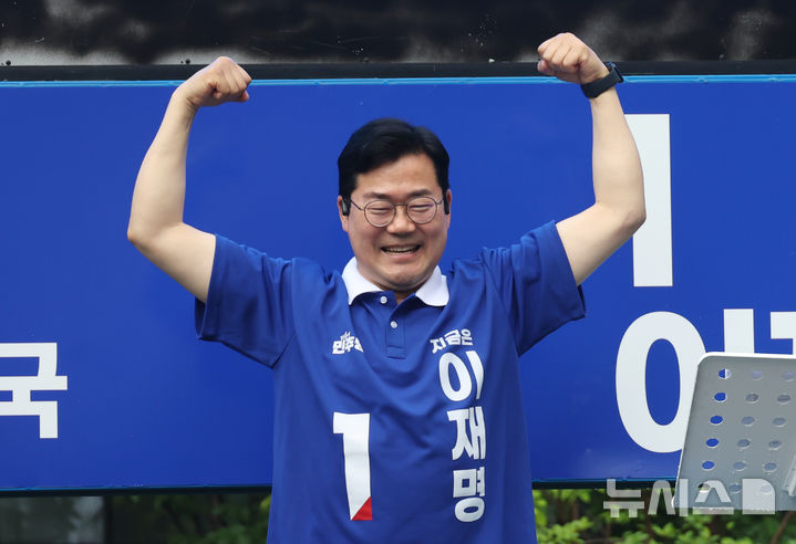 [서울=뉴시스] 고승민 기자 = 박찬대 더불어민주당 대표 직무대행 겸 원내대표(중앙선대위 총괄선대위원장)이 지난 16일 서울 여의도 우체국 앞에서 이재명 대선 후보 선거 유세를 하고 있다. 2025.05.16. kkssmm99@newsis.com