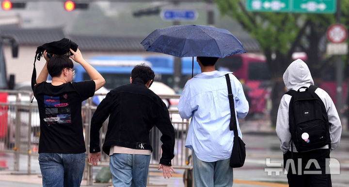 '한가위 연휴 시작' 강원, 최대 20㎜ 비…추석때도 내린다