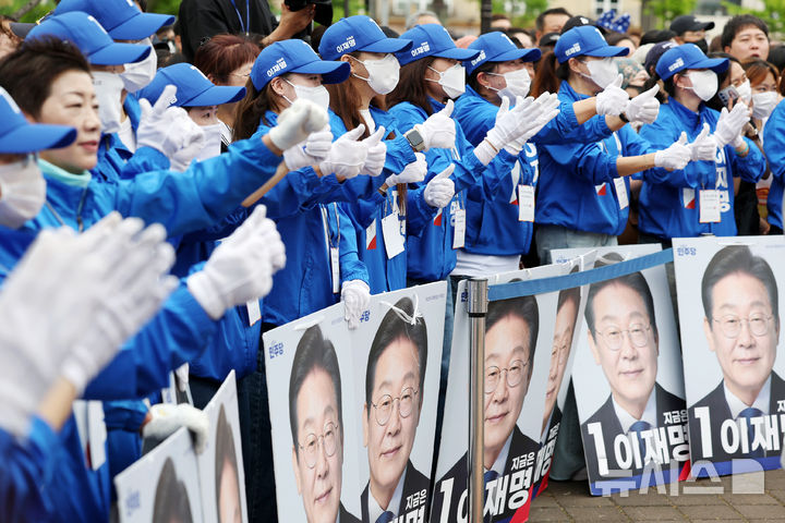 [군산=뉴시스] 조성우 기자 = 16일 전북 군산시 구시청광장에서 열린 이재명 더불어민주당 대선후보 유세에서 선거운동원들이 율동을 하며 지지를 호소하고 있다. 2025.05.16. xconfind@newsis.com