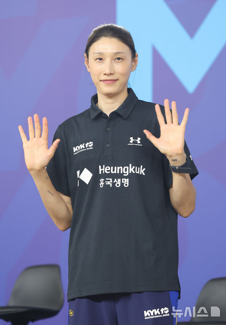 [인천=뉴시스] 전진환 기자 = 16일 오후 인천 부평구 인천삼산월드체육관에서 열린 ‘KYK 인비테이셔널 2025’ 미디어데이에서 참석한 김연경이 팬들을 향해 손을 들어 인사하고 있다. 2025.05.16. amin2@newsis.com
