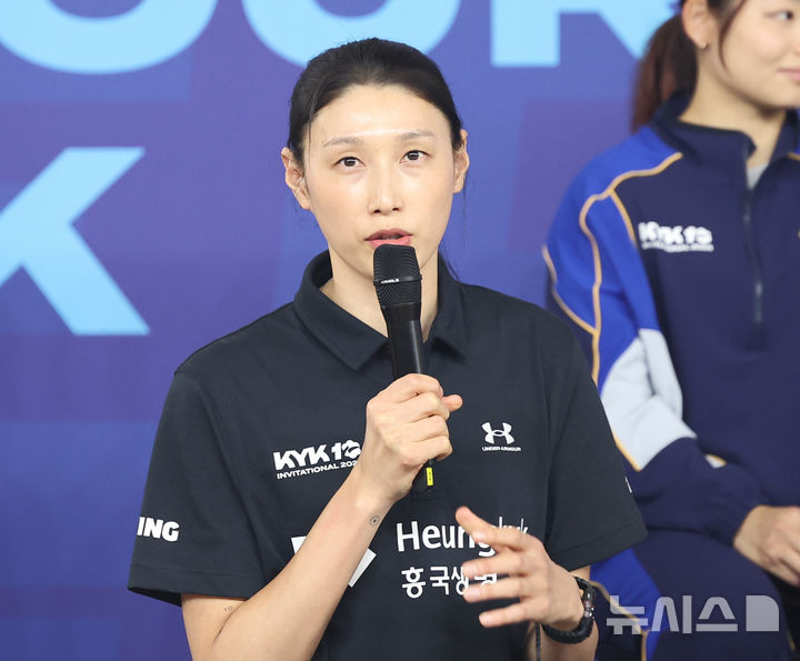 [인천=뉴시스] 전진환 기자 = 16일 오후 인천 부평구 인천삼산월드체육관에서 열린 ‘KYK 인비테이셔널 2025’ 미디어데이에서 김연경이 발언하고 발언하고 있다. 2025.05.16. amin2@newsis.com