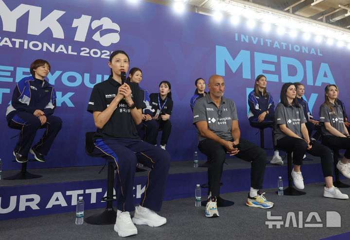 [인천=뉴시스] 전진환 기자 = 16일 오후 인천 부평구 인천삼산월드체육관에서 열린 ‘KYK 인비테이셔널 2025’ 미디어데이에서 김연경(앞줄 왼쪽)이 출전 소감을 이야기하고 있다. 2025.05.16. amin2@newsis.com