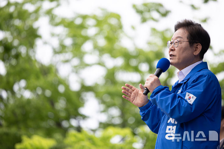 [군산=뉴시스] 조성우 기자 = 이재명 더불어민주당 대선후보가 16일 전북 군산시 구시청광장에서 열린 유세에서 연설하고 있다. (공동취재) 2025.05.16. photo@newsis.com