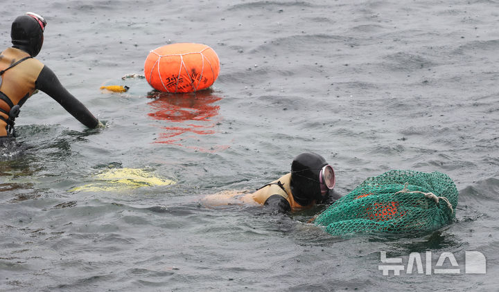 [제주=뉴시스] 우장호 기자 = 16일 오후 제주시 탑동방파제 해상에서 열린 제주해양경찰서와 제주소방서, 해녀구조대가 포함된 해양재난구조대가 참가한 민관 합동 해상 수색 구조훈련에서 해녀구조대가 익수자 발생을 가정한 인명 구조 훈련을 하고 았다. 2025.05.16. woo1223@newsis.com
