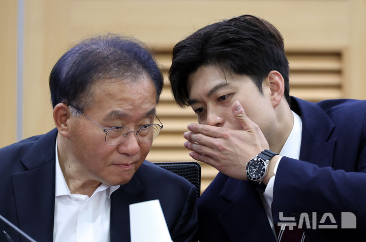 [서울=뉴시스] 고승민 기자 = 김용태 국민의힘 비상대책위원장과 윤재옥 의원이 16일 서울 여의도 국회 의원회관에서 열린 e스포츠 지역리그의 성공적 정착 및 발전을 위한 토론회에서 대화하고 있다. 2025.05.16. kkssmm99@newsis.com