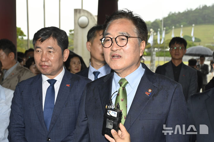 [광주=뉴시스] 박기웅 기자 = 우원식 국회의장이 16일 오후 광주 북구 운정동 국립5·18민주묘지를 찾아 참배한 뒤 민주의문 앞에서 기자들의 질문에 답하고 있다. 2025.05.16. pboxer@newsis.com