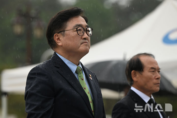 [광주=뉴시스] 박기웅 기자 = 우원식 국회의장이 지난달 16일 오후 광주 북구 운정동 국립5·18민주묘지를 찾아 헌화·분향하고 있다. 2025.05.16. pboxer@newsis.com