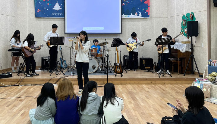 [광주=뉴시스] 광주 서구청소년문화의집 '시소밴드' 공연. (사진=광주 서구청소년수련관 제공). photo@newsis.com *재판매 및 DB 금지