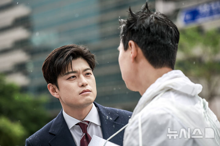 [서울=뉴시스] 정병혁 기자 = 김용태 국민의힘 비상대책위원장이 지난 16일 서울 종로구 광화문광장에서 피켓팅을 진행 중인 김기흥 국민의힘 전 대변인을 만나 격려하고 있다. 2025.05.16. jhope@newsis.com