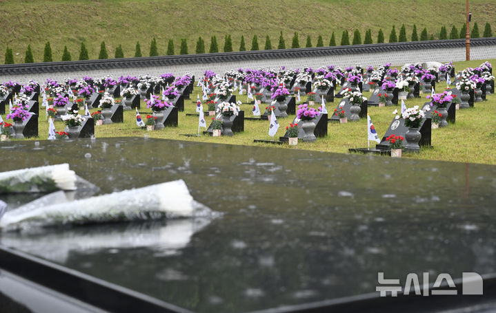 [광주=뉴시스] 변재훈 기자 = 5·18민주화운동 45주기를 이틀 앞둔 16일 광주 북구 운정동 국립5·18민주묘지 2묘역에 빗줄기가 굵어지고 있다. 2묘역 에서는 안장된 유골함 일부에 침수 피해가 발생했다. 2025.05.16. wisdom21@newsis.com