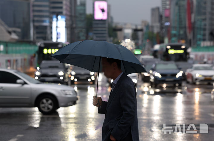 [서울=뉴시스] 김진아 기자 = 전국 대부분 지역에 비가 내리고 있는 지난달 16일 서울 강남구 일대에서 우산을 쓴 시민들이 퇴근길 발걸음을 재촉하고 있다. 2025.05.16. bluesoda@newsis.com