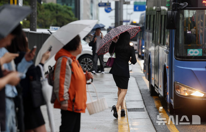 [서울=뉴시스] 김진아 기자 = 전국 대부분 지역에 비가 내리고 있는 16일 서울 강남구 일대에서 우산을 쓴 시민들이 퇴근길 발걸음을 재촉하고 있다. 2025.05.16. bluesoda@newsis.com
