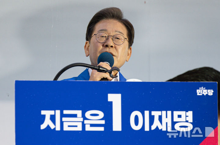 [정읍=뉴시스] 조성우 기자 = 이재명 더불어민주당 대선후보가 16일 전북 정읍시 정읍역 광장에서 열린 유세에서 연설을 하고 있다. (공동취재) 2025.05.16. photo@newsis.com