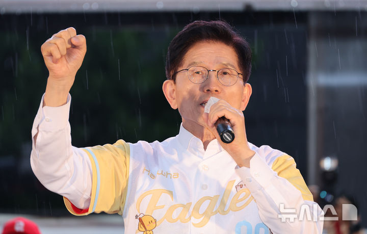 [대전=뉴시스] 조성봉 기자 = 김문수 국민의힘 대선후보가 16일 대전 중구 으능정이 거리에서 열린 유세에서 한화이글스 유니폼을 입고 시민들에게 지지를 호소하고 있다.(공동취재) 2025.05.16. photo@newsis.com