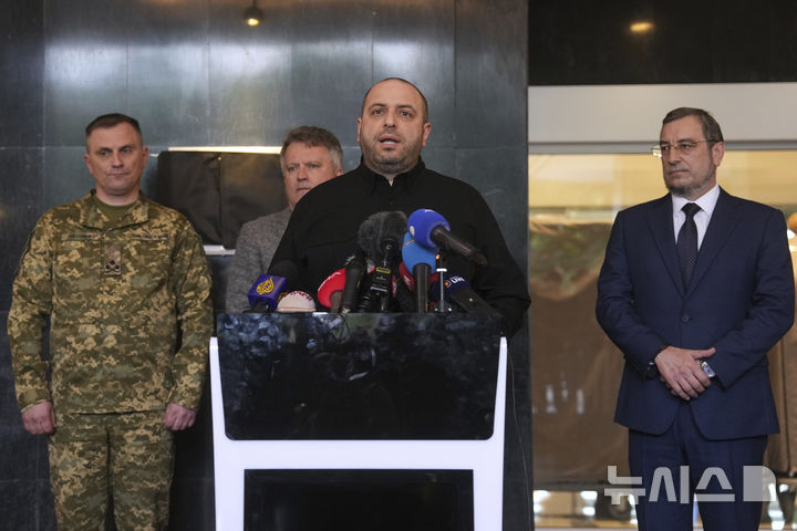 [이스탄불=AP/뉴시스] 루스템 우메로우 우크라이나 국방장관이 16일(현지 시간) 튀르키예 이스탄불에서 기자회견을 하고 있다. 이날 러시아와 우크라이나의 휴전 협상은 큰 진전 없이 마무리됐으며, 두 나라는 6월 2일 다시 직접 협상에 들어간다고 러시아측이 28일 밝혔다.&nbsp; 2025.05. 29.