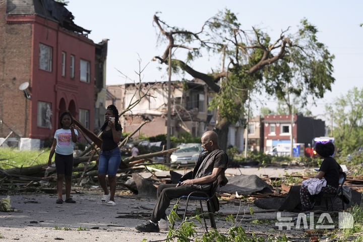 [세인트루이스=AP/뉴시스]미 중서부 미주리주의 세인트루이스에서 16일(현지시각) 강력한 토네이도가 발생해 4명이 숨지는 등 큰 피해가 발생했다. 2025.5.17.