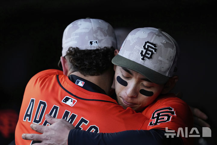 [샌프란시스코=AP/뉴시스] 메이저리그 샌프란시스코 자이언츠에서 뛰는 이정후가 17일(한국 시간) 미국 캘리포니아주 샌프란시스코의 오라클 파크에서 열린 2025 MLB 애슬레틱스와의 경기에 3번 타자 중견수로 선발 출전해 5타수 2안타를 기록했다. 사진은 윌리 아다메스와 포옹하는 이정후. 2025.05.17. 