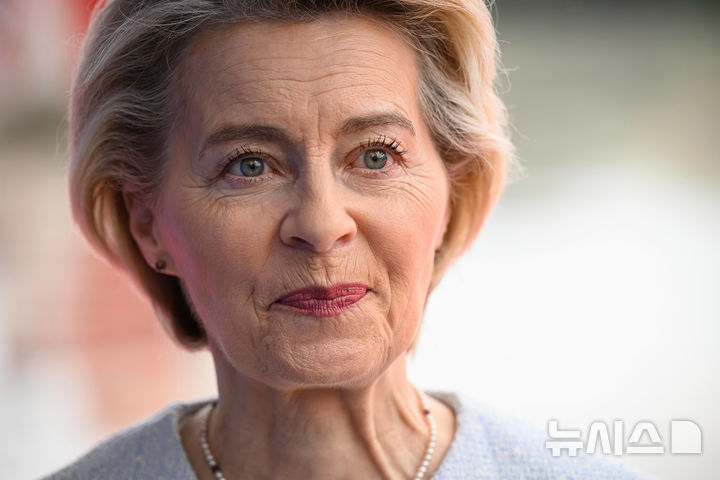 [티라나=AP/뉴시스] 우르줄라 폰데어라이엔 유럽연합 집행위원장이 지난 16일(현지 시간) 알바니아 수도 티라나에 도착하고 있다. 폰데어라이엔 위원장은 27일 "이스라엘의 민간인 공격은 혐오스럽다"며 즉각 중단할 것을 촉구했다. 2025.05.27.