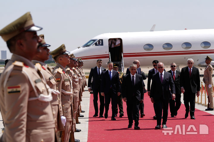 [바그다드=AP/뉴시스] 바그다드 국제공항이 3월 15이 저녁 로켓포탄 5발의 공격을 당해 5명이 다쳤다.&nbsp; 사진은 이 공항에 도착한 제 34차 아랍연맹 정상회의 대표들을 2025년 5월 17일 이라크의 푸아드 후세인 외무장관( 오른쪽 앞)이 안내하고 있는 장면. 2026.03. 16.&nbsp; 